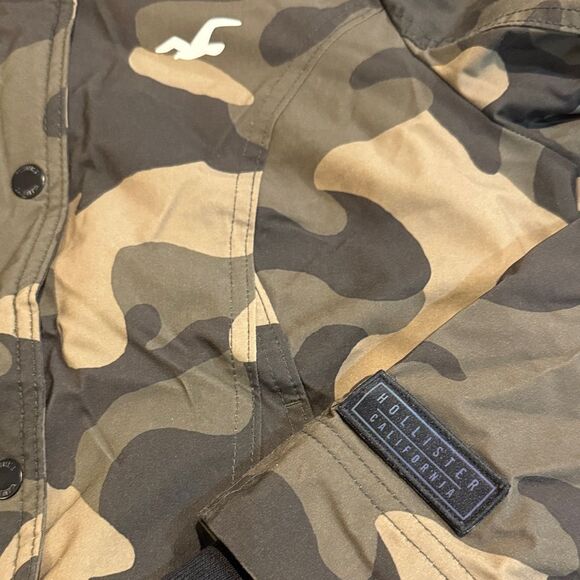 Hollister Camouflage All Weather  Jacket with Stretch with Faux Fur Hood. Size M - Picture 3 of 8